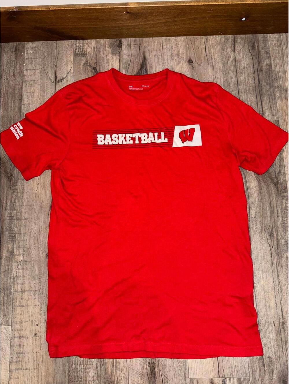 Mens Under Armour UW Madison Badger‎ Basketball Medium Tee Shirt NCAA Bucky